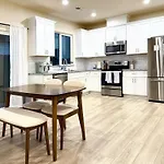 5 Min Walk To Ucd Med Ctr - Stylish New Build Home