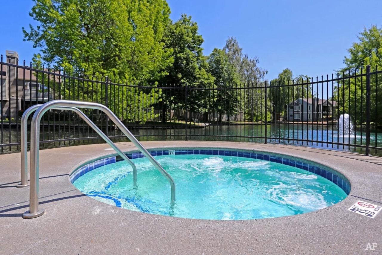 Apartment Luxury Apartment, King Bed, Fast Wi-fi *