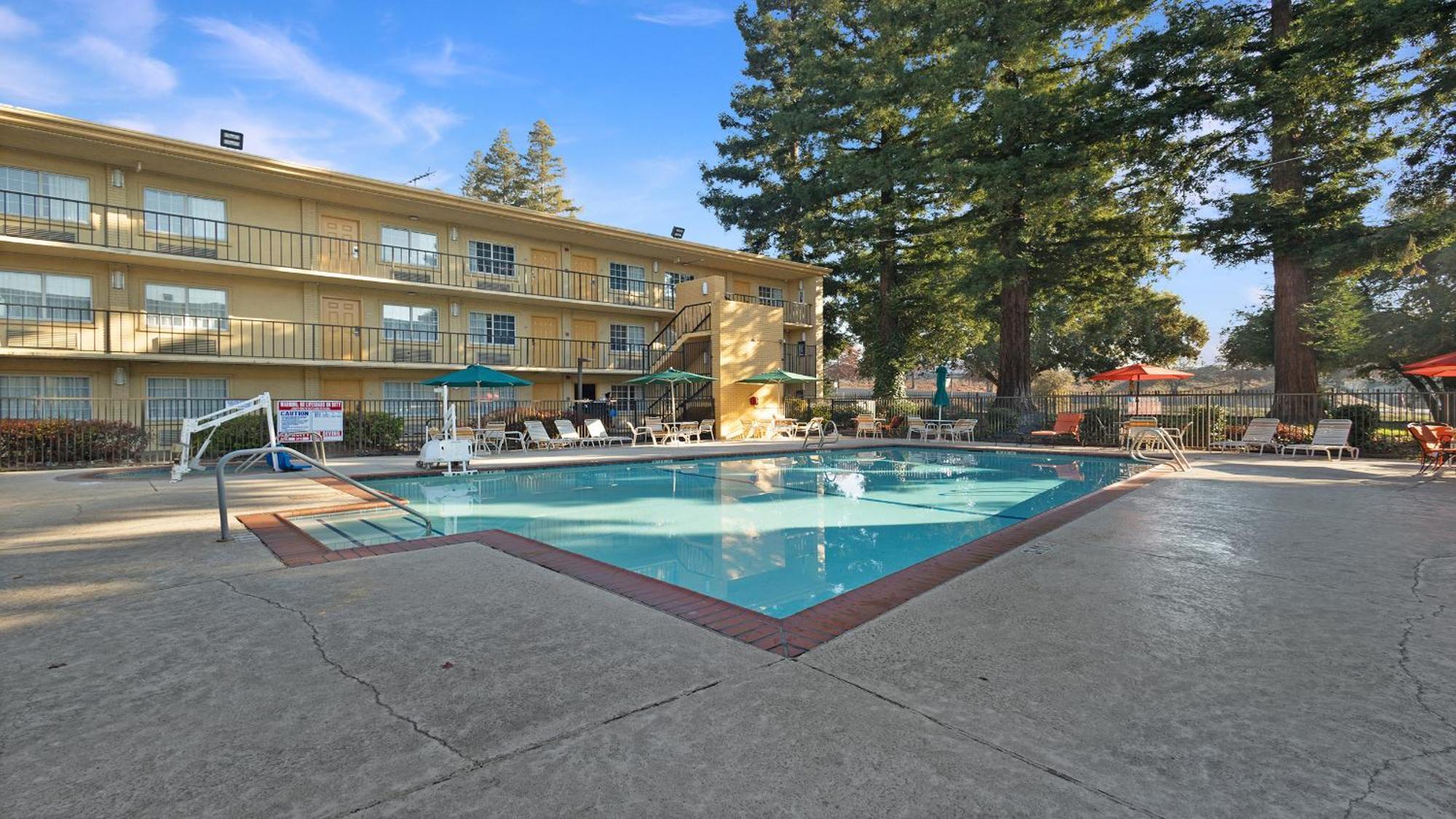 Howard Johnson By Wyndham Downtown Hotel Sacramento