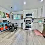 First Floor Gated, Central And Remodeled Apartment