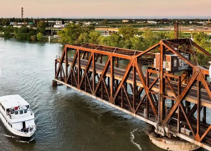 Cozy Downtown Gem: Near Attractions & Universities