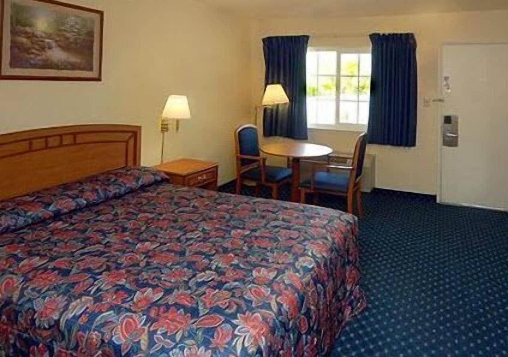 Lodge Econo Convention Center