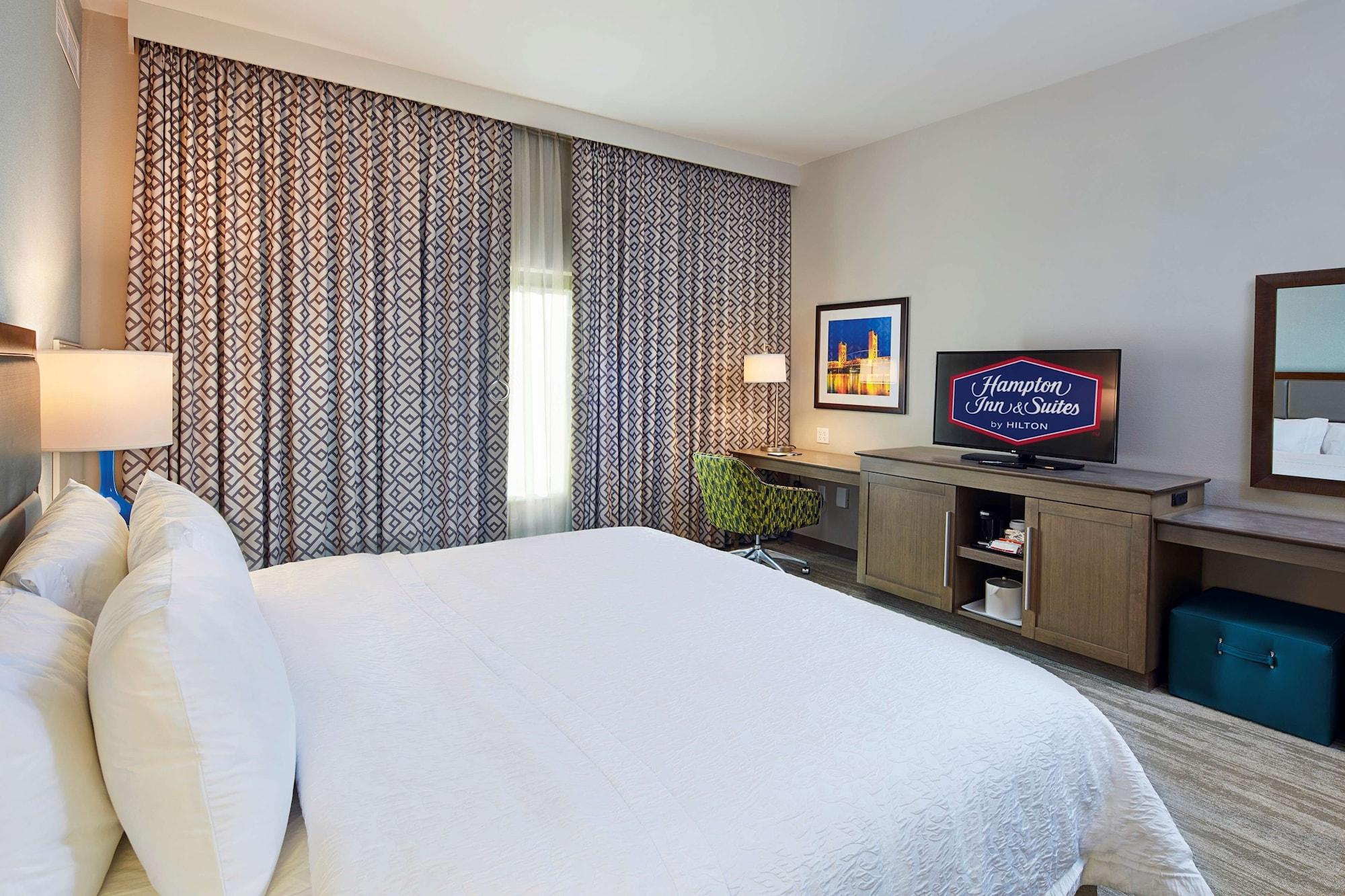 Hampton & At Csus Hotel 3*