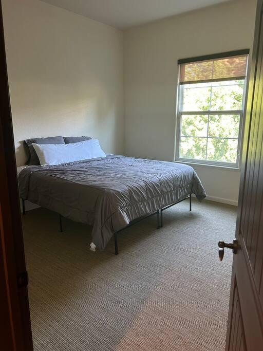 Midtown Luxury Apt W/ Balcony *