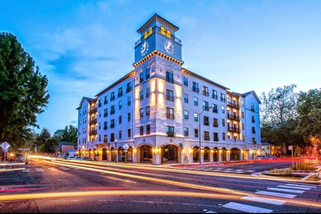 Midtown Luxury Apt W/ Balcony * Sacramento