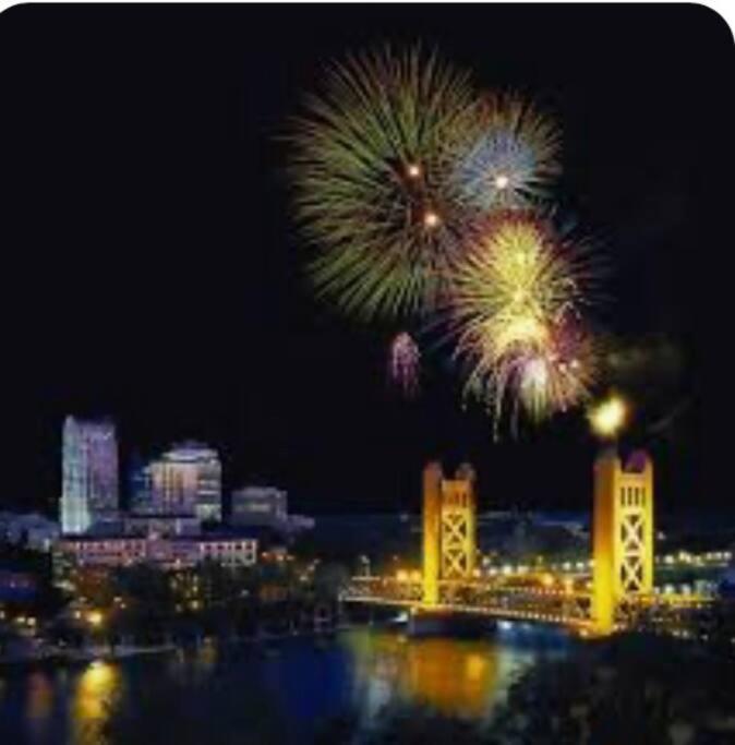 Cozy Downtown Gem: Near Attractions & Universities Sacramento