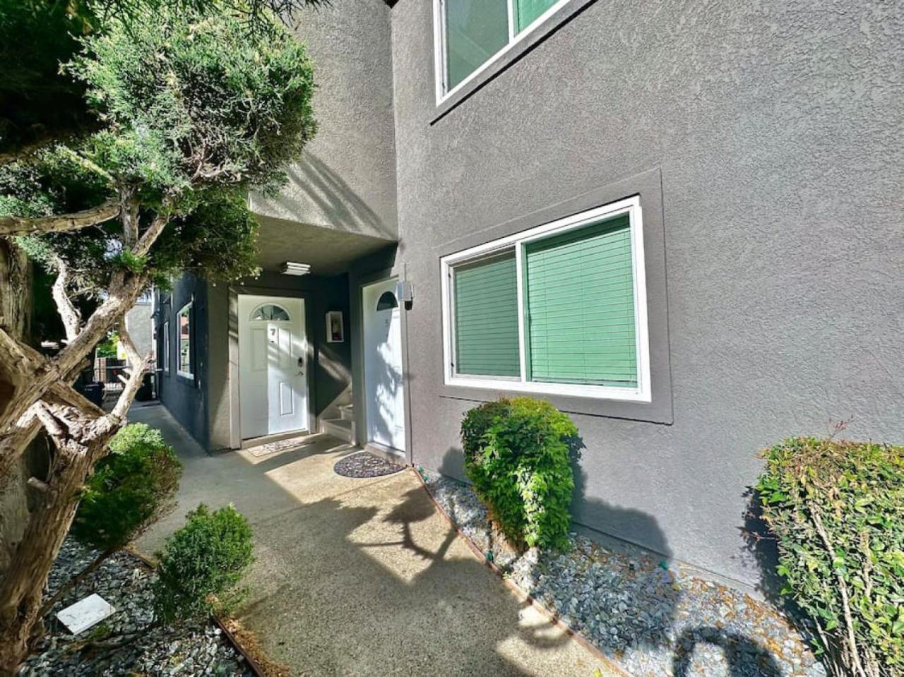 First Floor Gated, And Remodeled Apartment Sacramento
