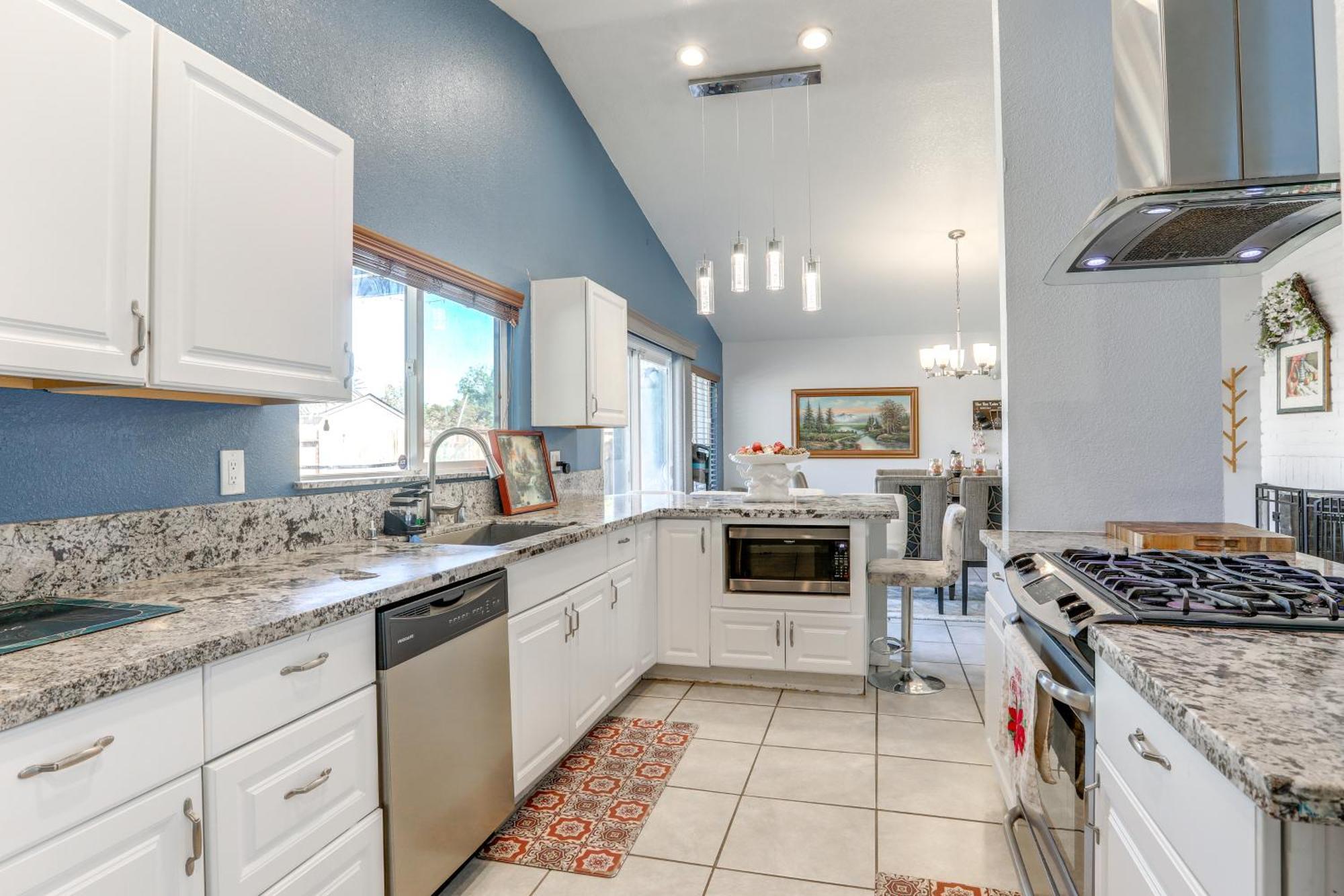 With Pool Near Dtwn Pets Welcome! Holiday home Sacramento