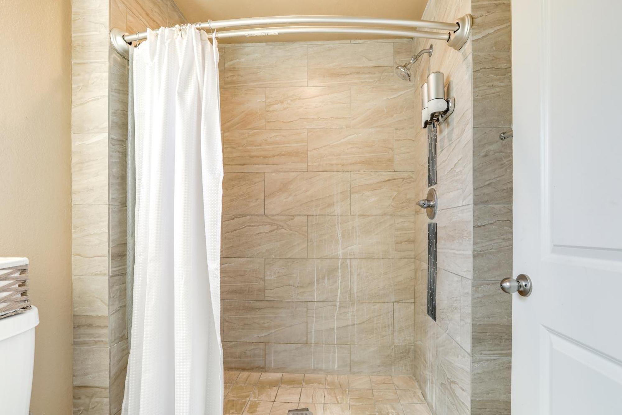 Holiday home With Pool Near Dtwn Pets Welcome! Sacramento