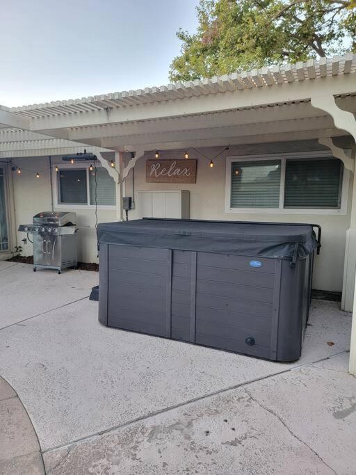 Hot Tub Hideaway * Sacramento