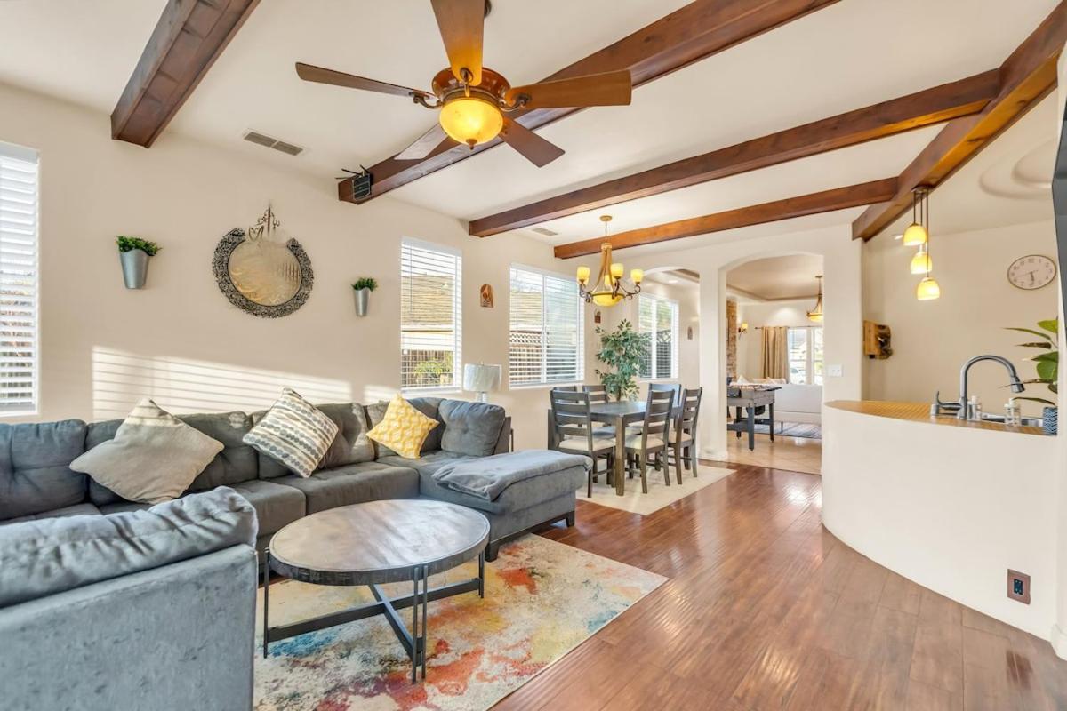 Mediterranean Style Modern House Holiday home Sacramento