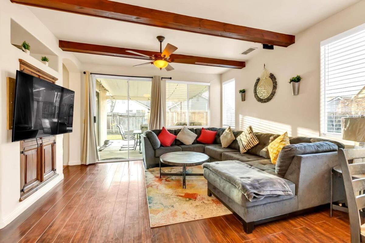Mediterranean Style Modern House Holiday home Sacramento