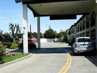 Crossroads - Downtown Motel 3*