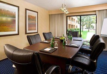Courtyard Airport Natomas 3*