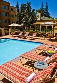 Courtyard Airport Natomas 3*