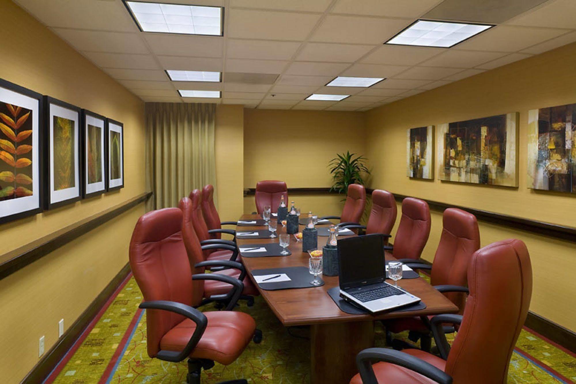 Hilton Arden West 3*