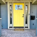 King Bed-Private Yard-Driveway Parking