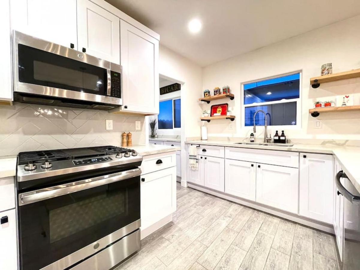 Holiday home King Bed-private Yard-driveway Parking Sacramento