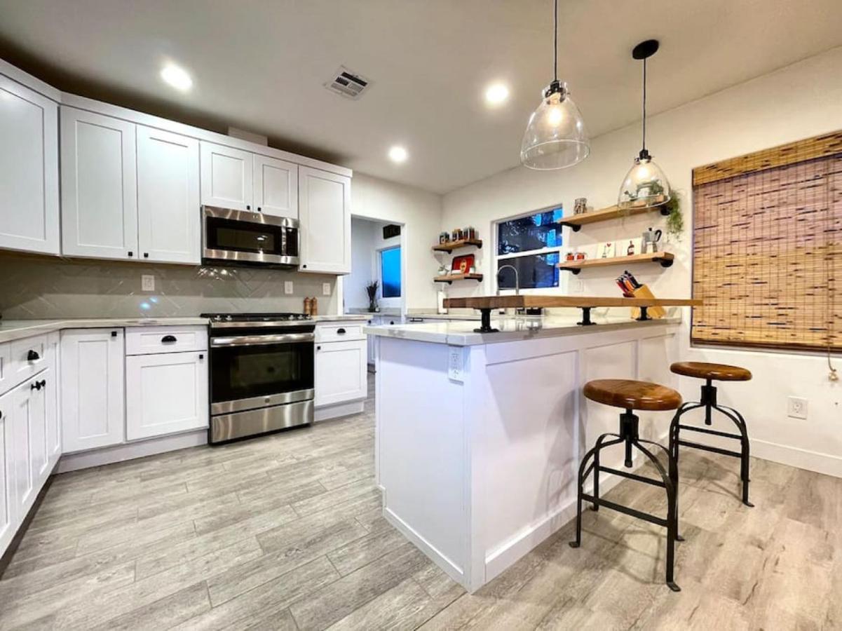 King Bed-private Yard-driveway Parking * Sacramento