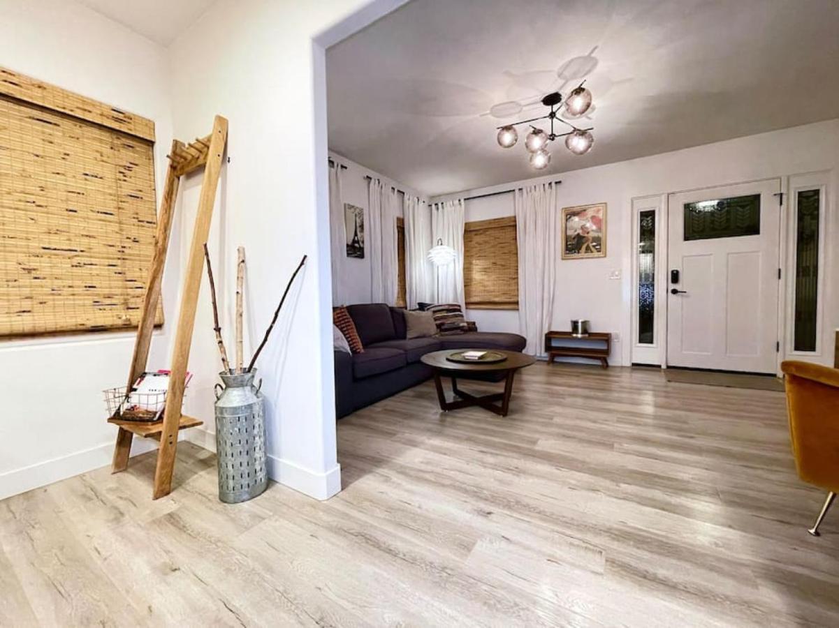 King Bed-private Yard-driveway Parking Holiday home