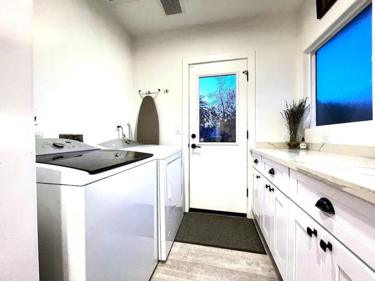 Holiday home King Bed-private Yard-driveway Parking Sacramento