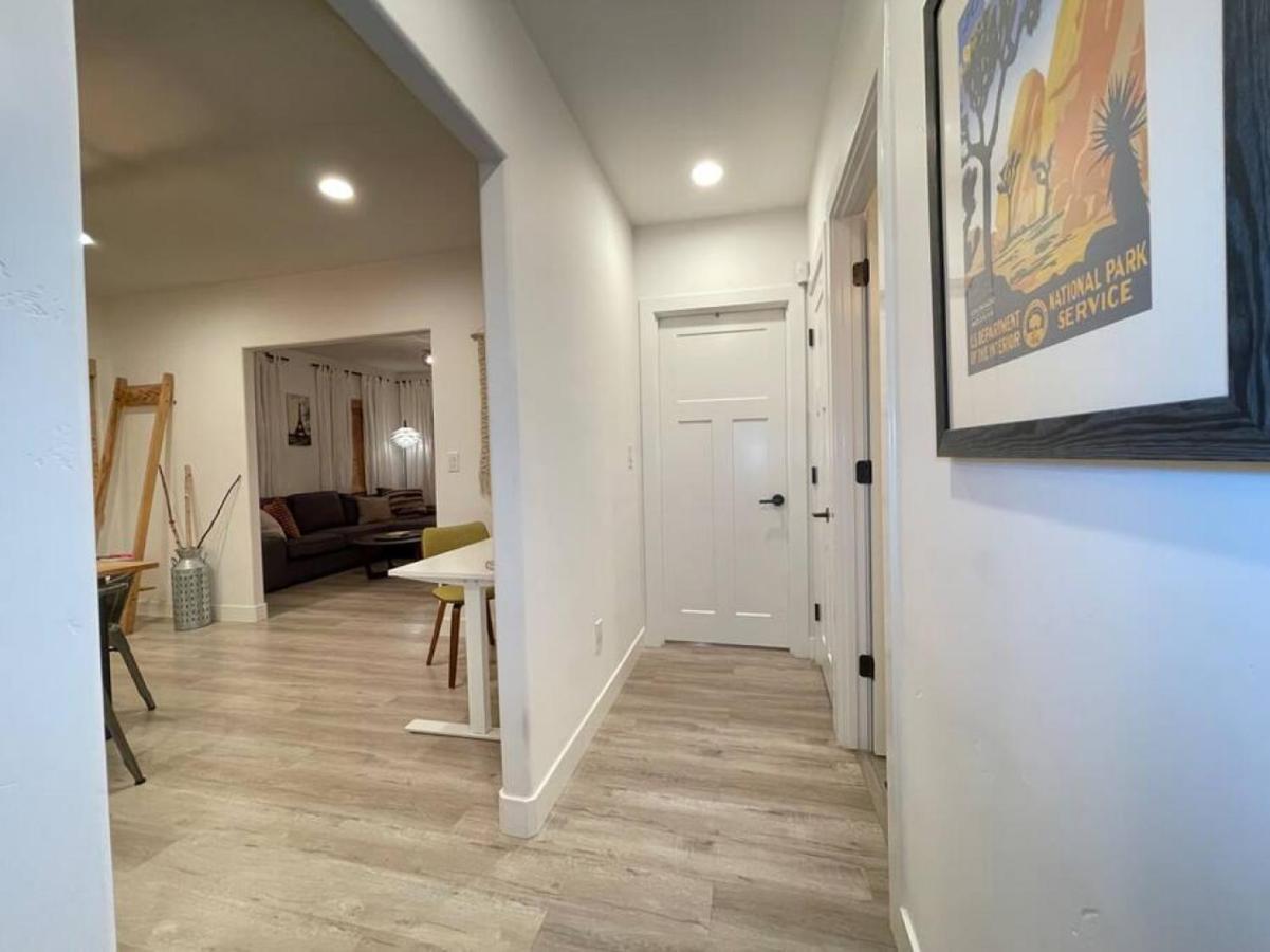 King Bed-private Yard-driveway Parking Holiday home *