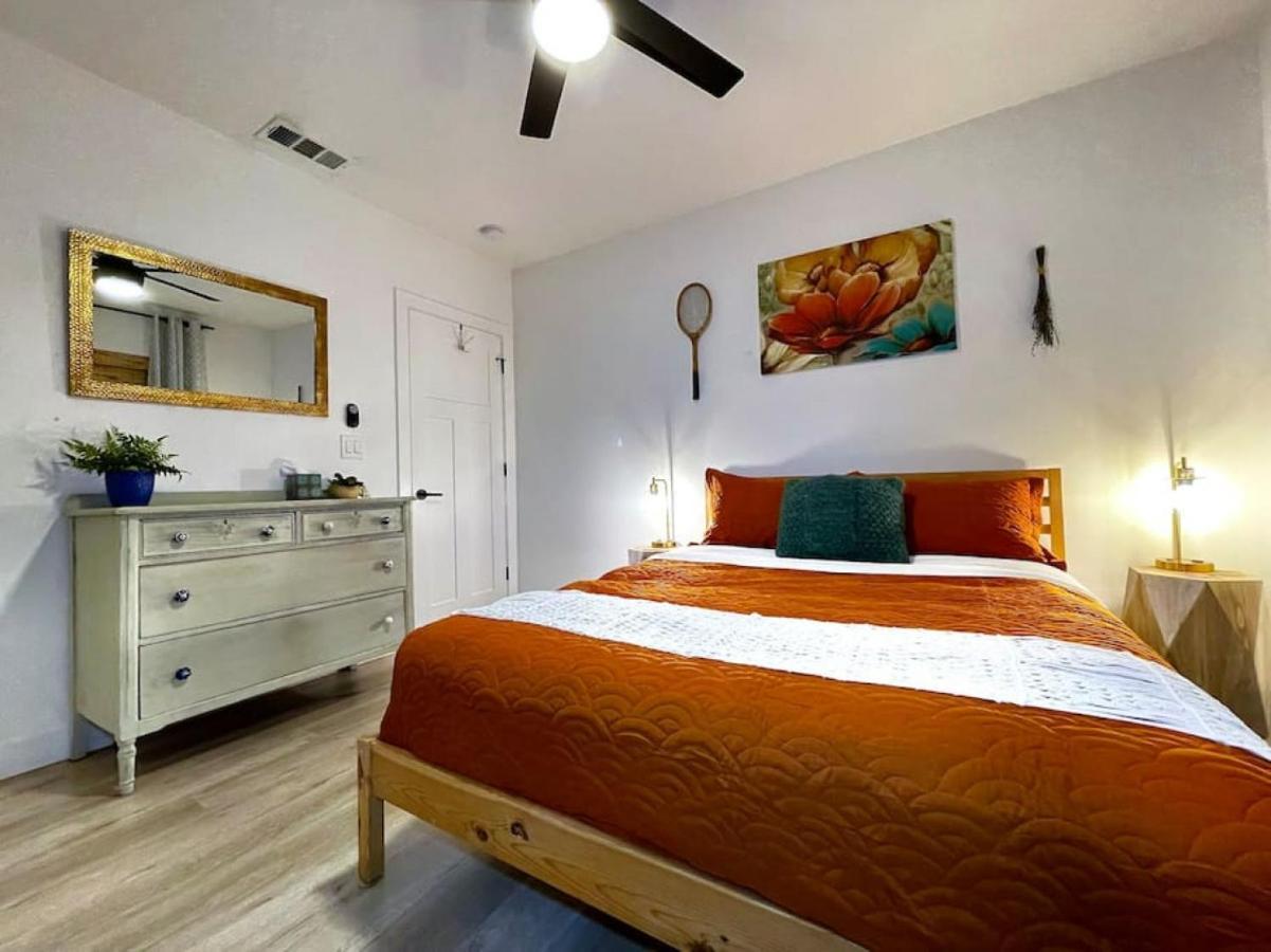 King Bed-private Yard-driveway Parking Holiday home *