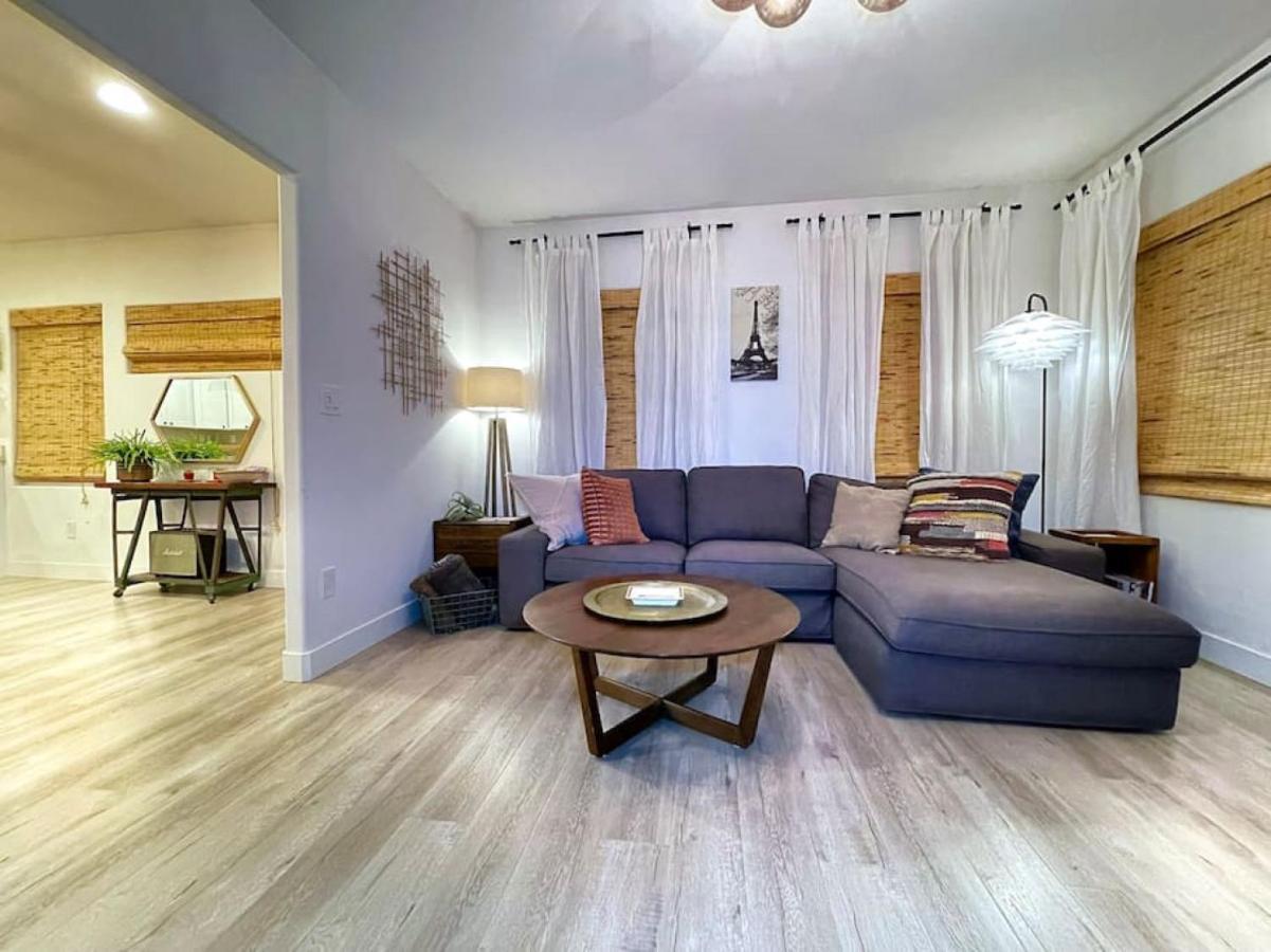 Holiday home King Bed-private Yard-driveway Parking *