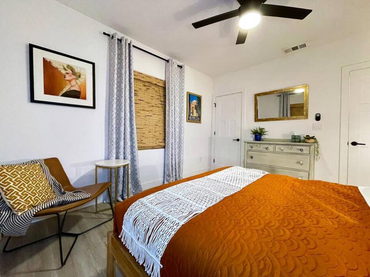 Holiday home King Bed-private Yard-driveway Parking