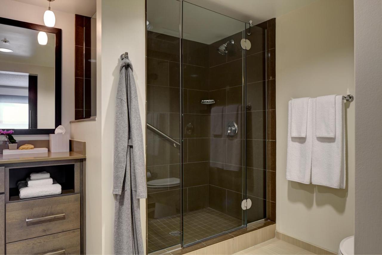 Hyatt Place International Airport 3*