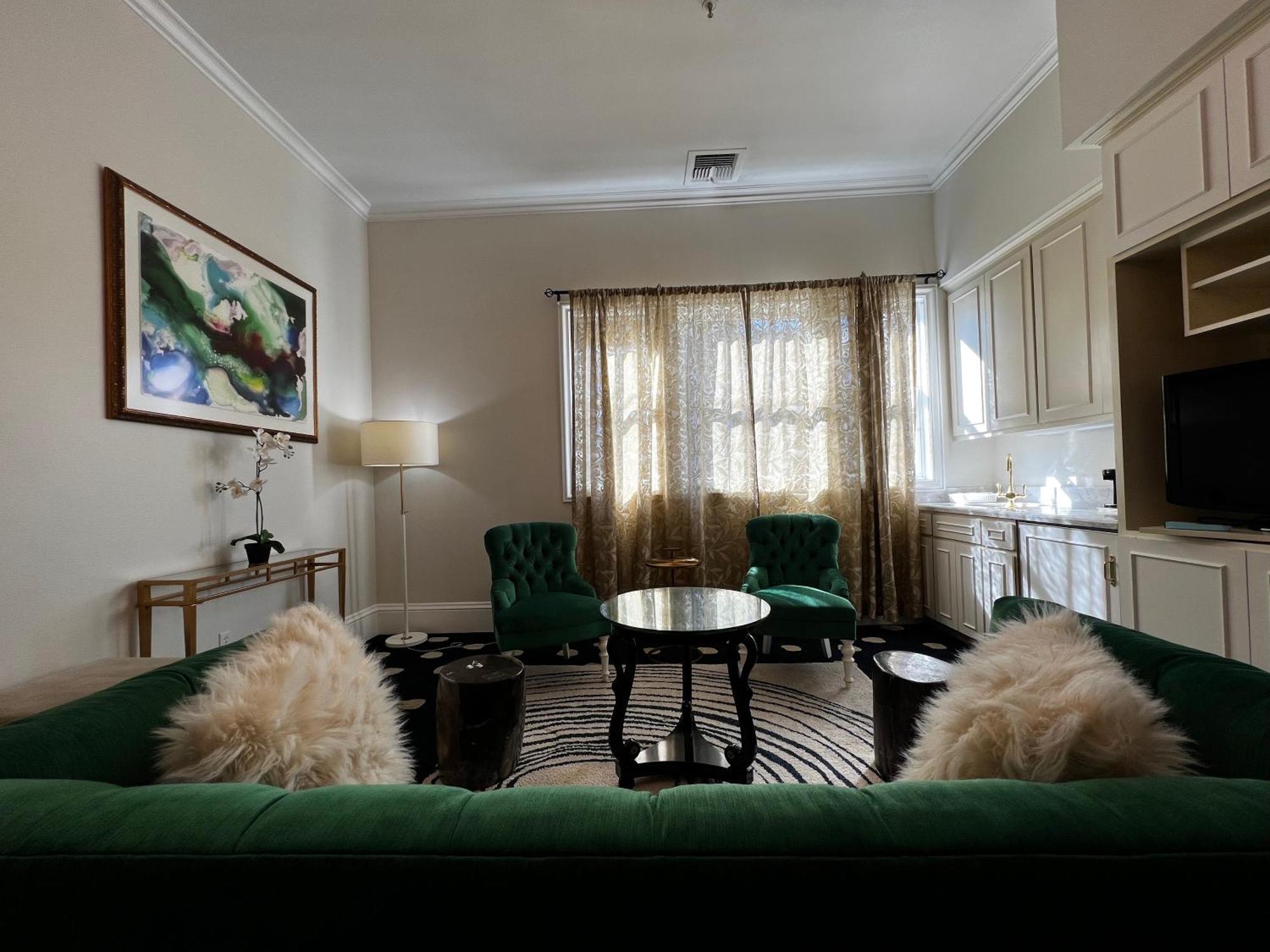 Sterling Hotel 3*